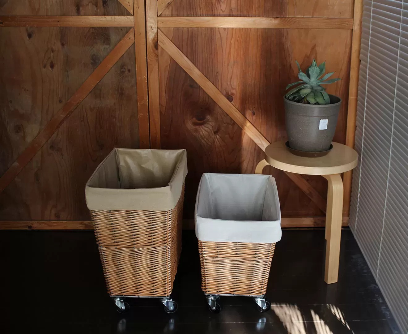 003403 WILLOW LAUNDRY BASKET with CASTER 34L
