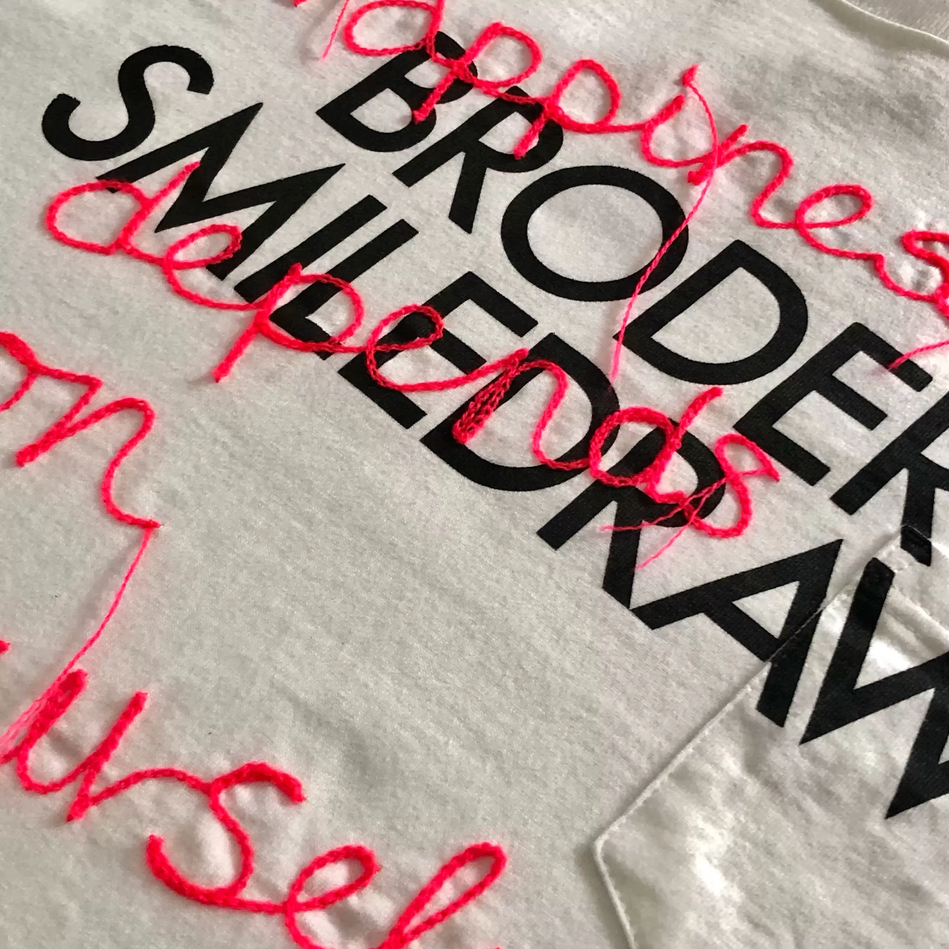 Broder Print×ハンドル刺繍Teeシャツ