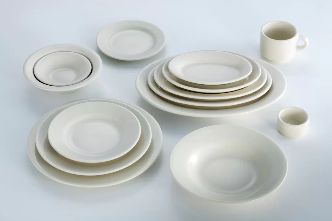 Tuxton　"Eggshell "　23cmサラダプレート