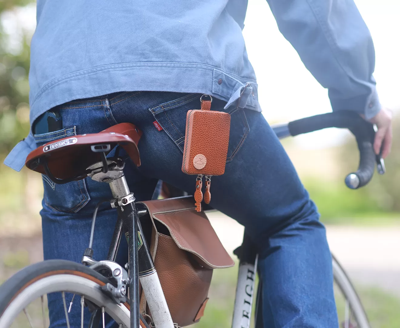 ぶら下げるコンパクト財布「Blur」