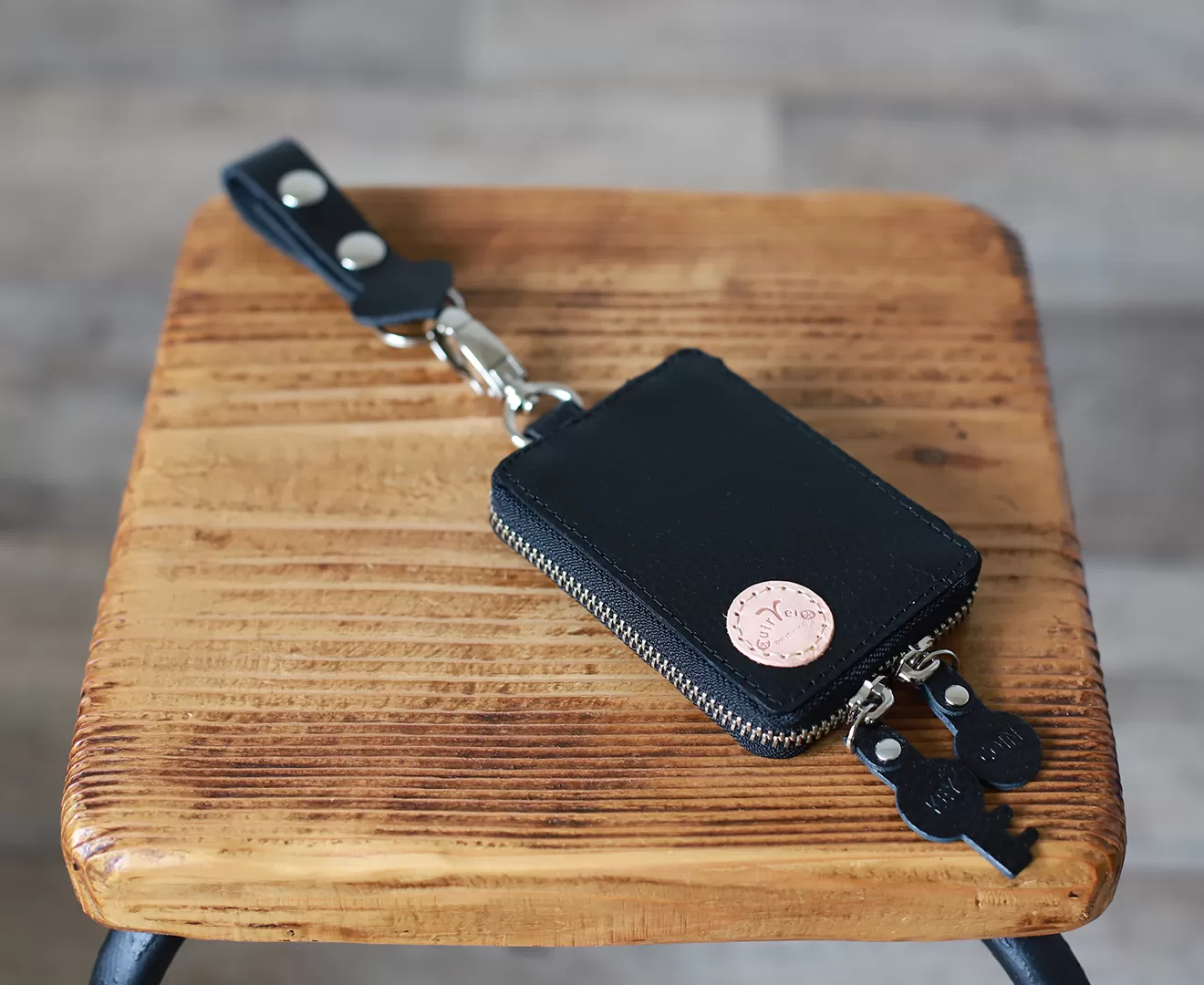 ぶら下げるコンパクト財布「Blur」