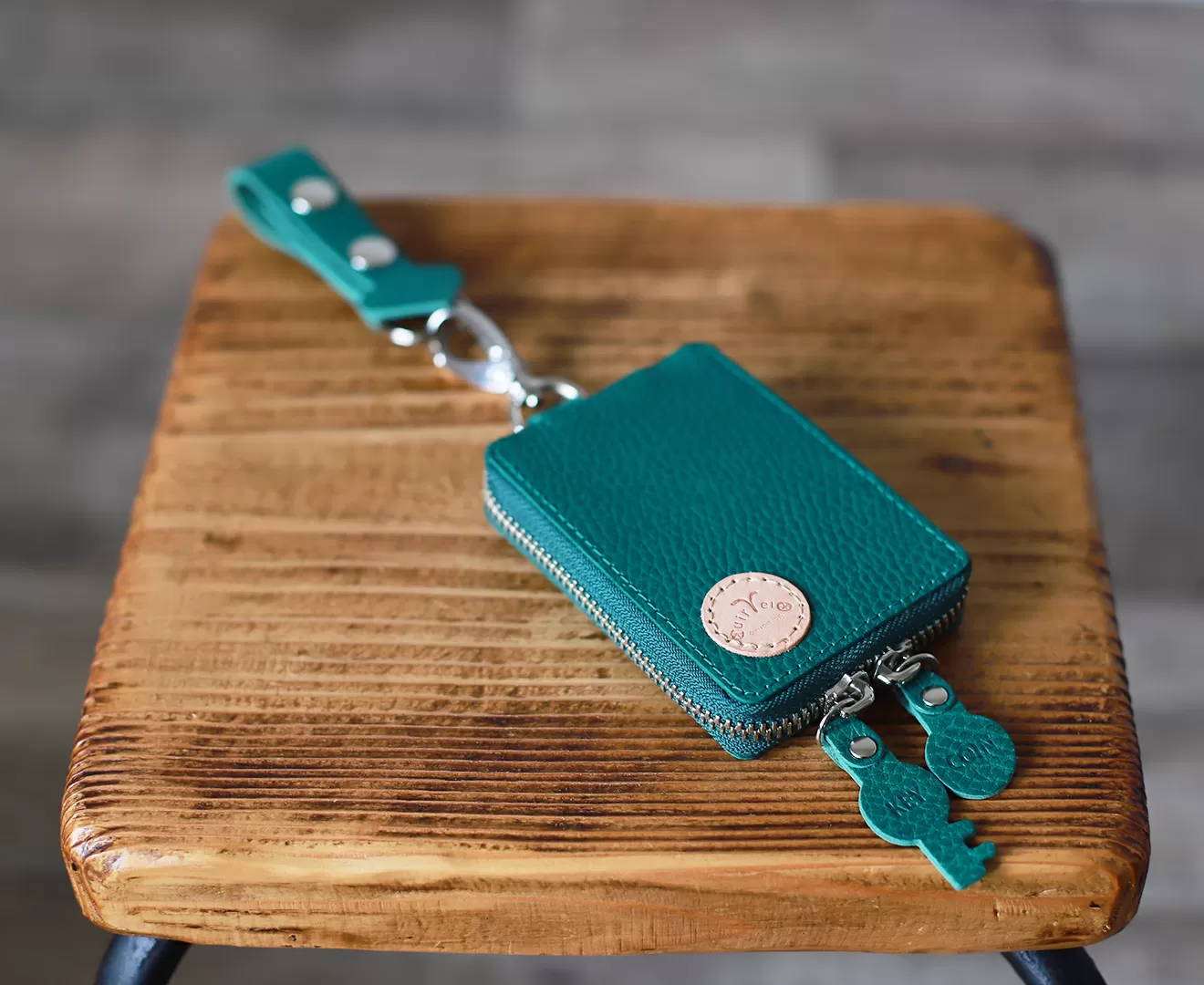 ぶら下げるコンパクト財布「Blur」