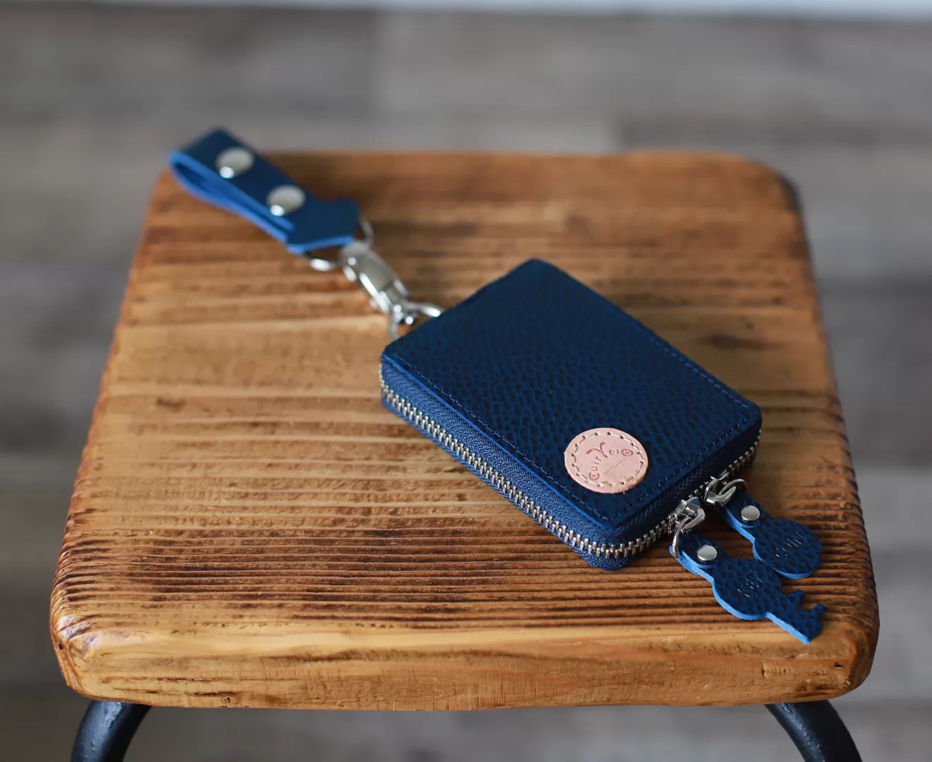 ぶら下げるコンパクト財布「Blur」