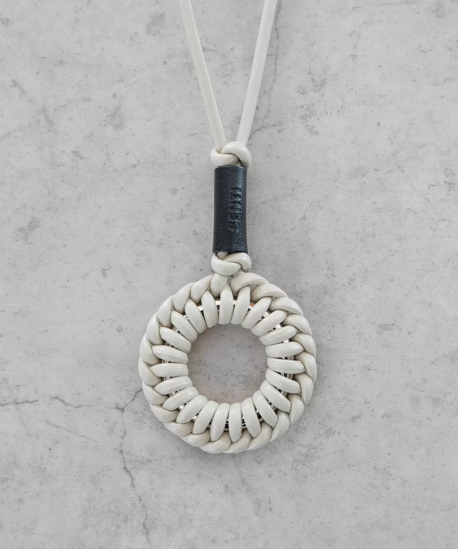 レザーブレードサークルネックレス