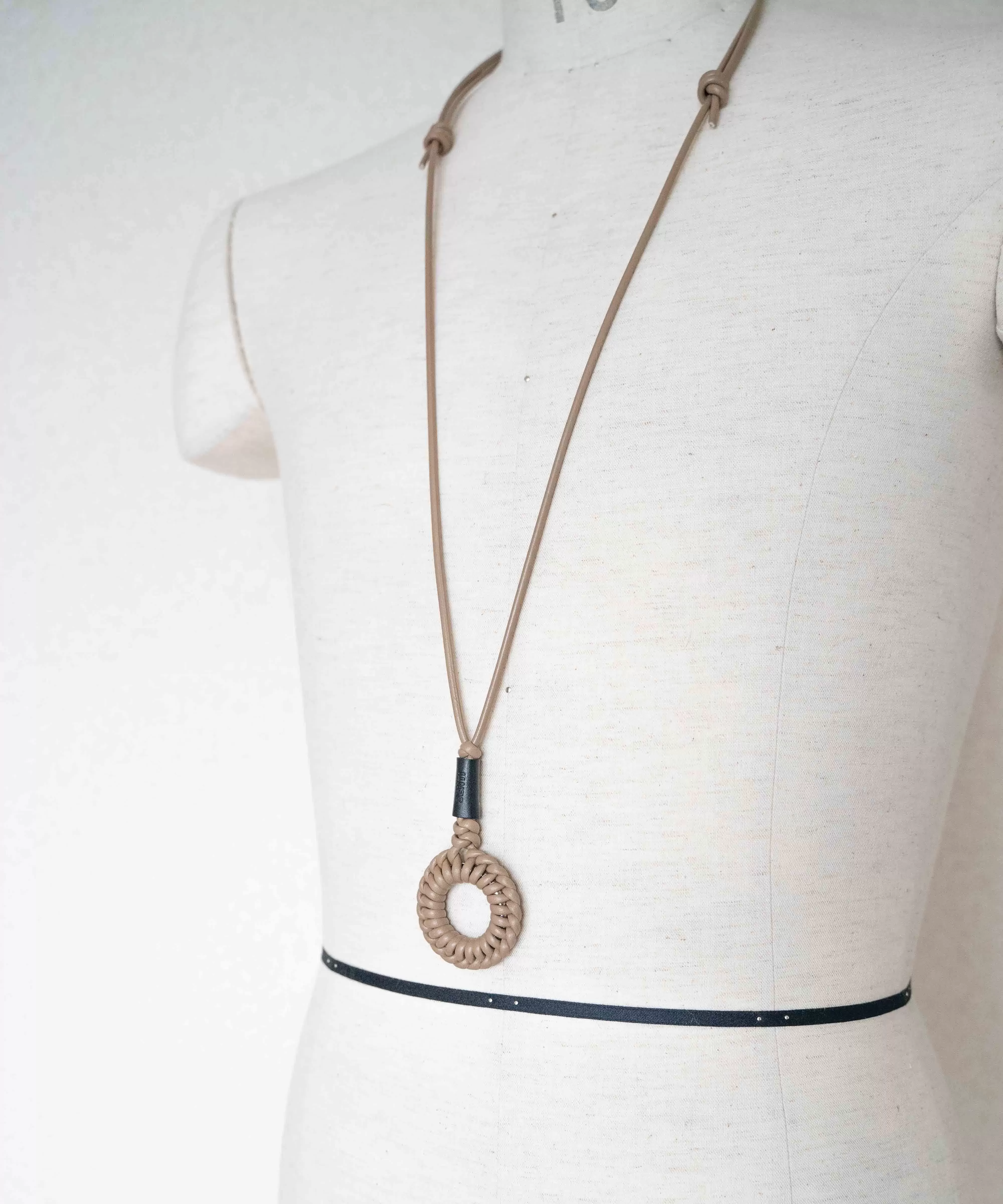 レザーブレードサークルネックレス