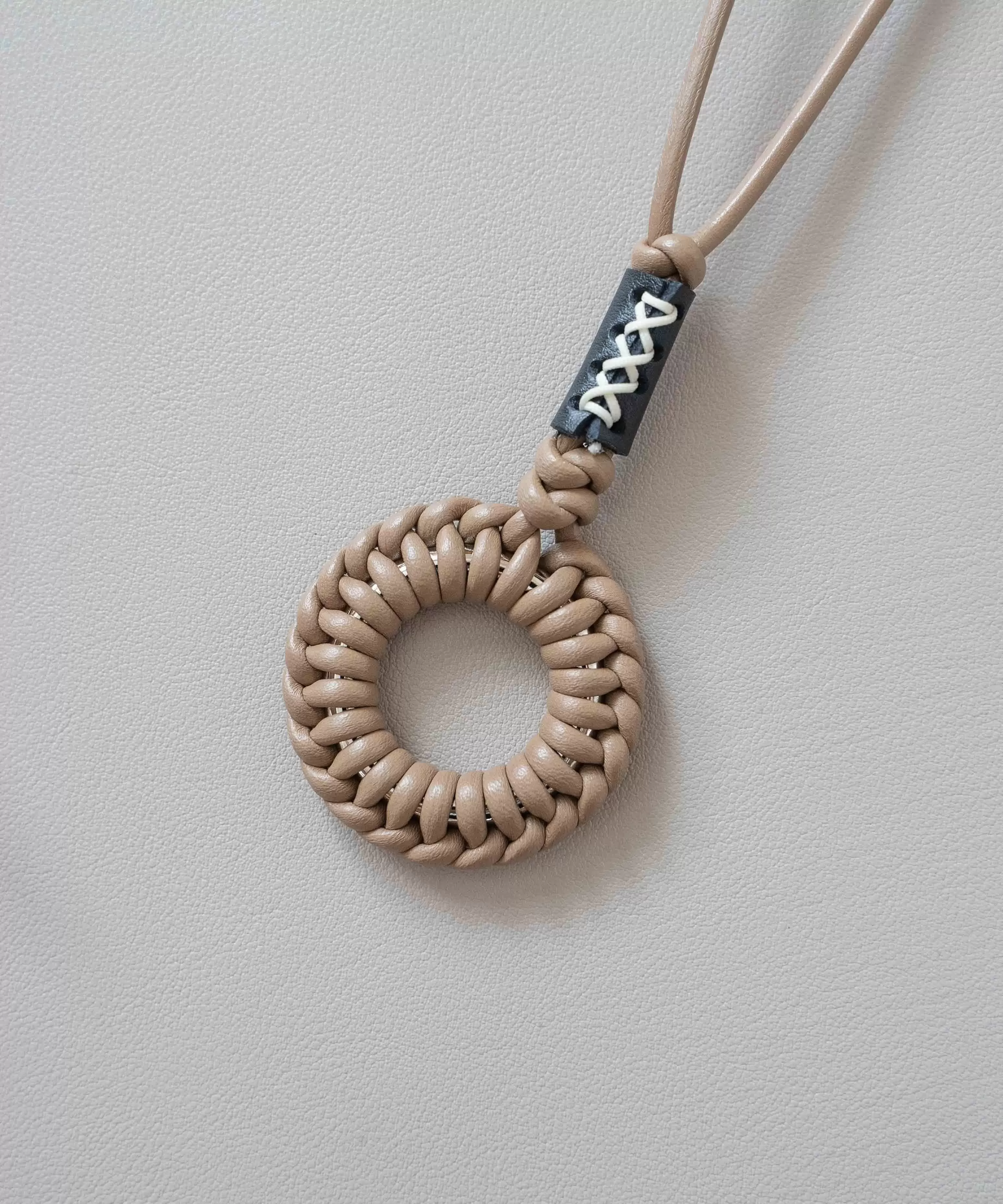 レザーブレードサークルネックレス