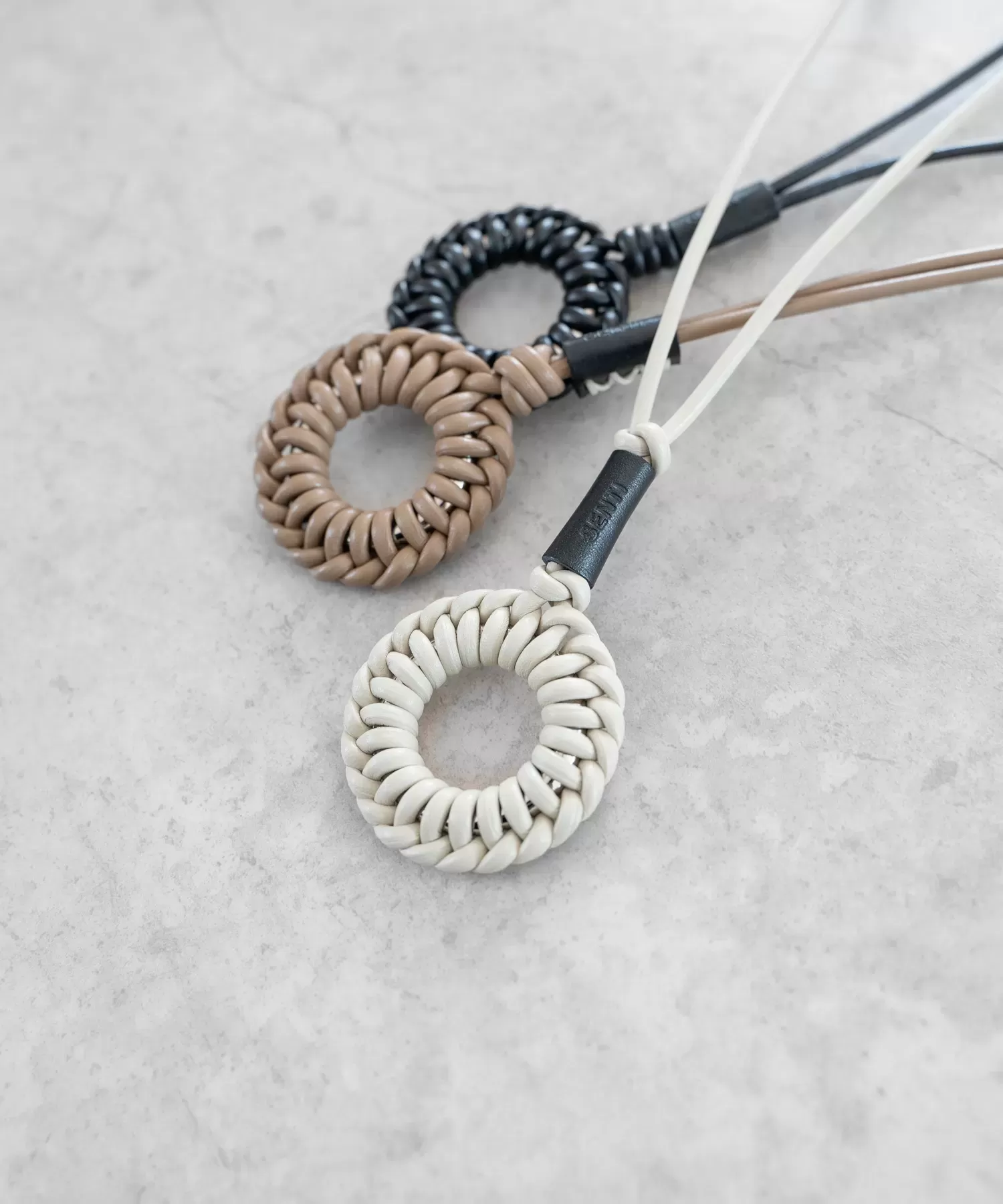 レザーブレードサークルネックレス