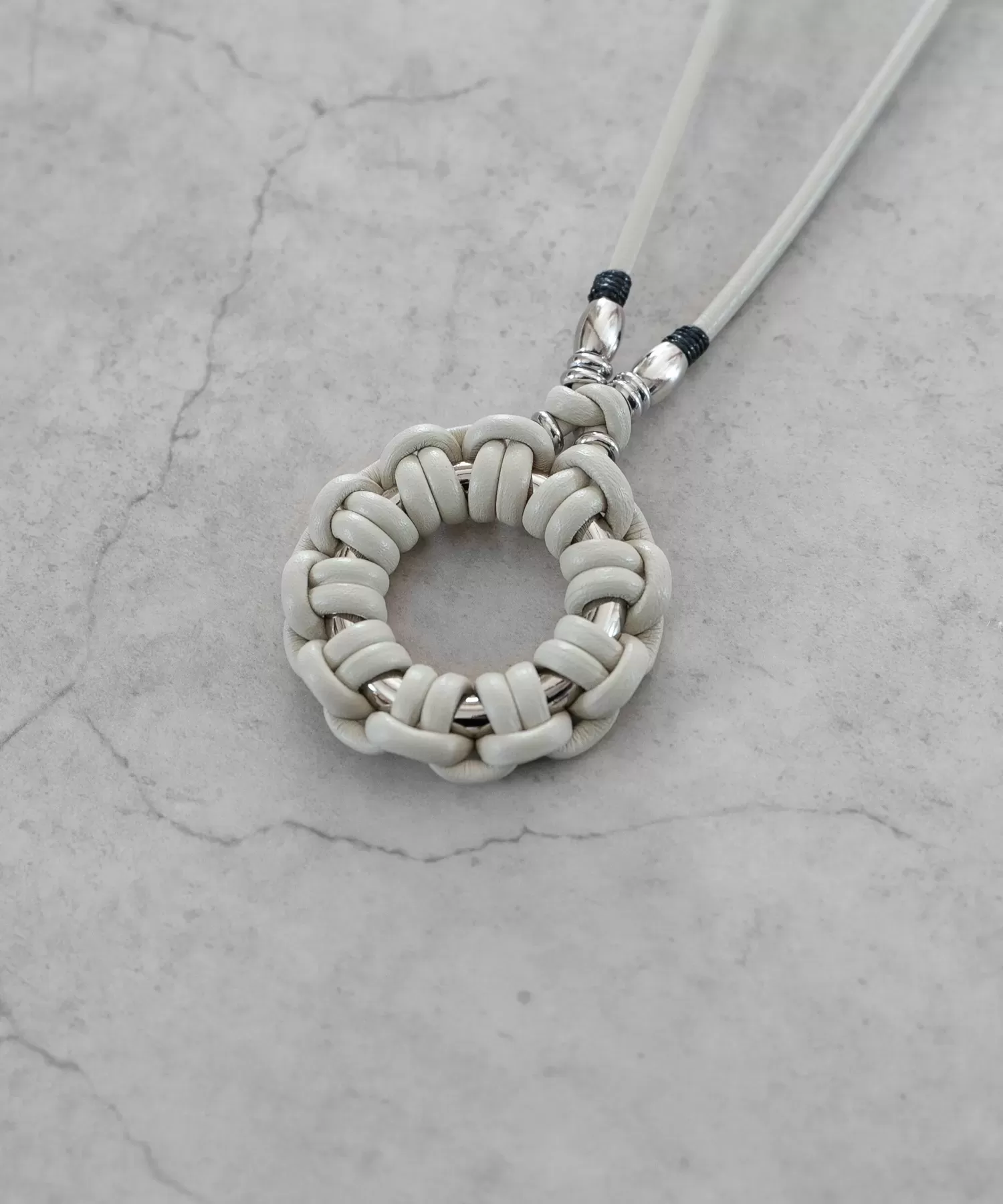 レザーブレード　ネックレス