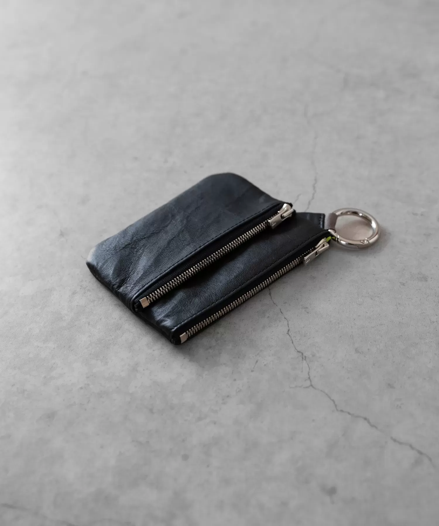 超軽量ダイニーマレザーダブルジップポーチ