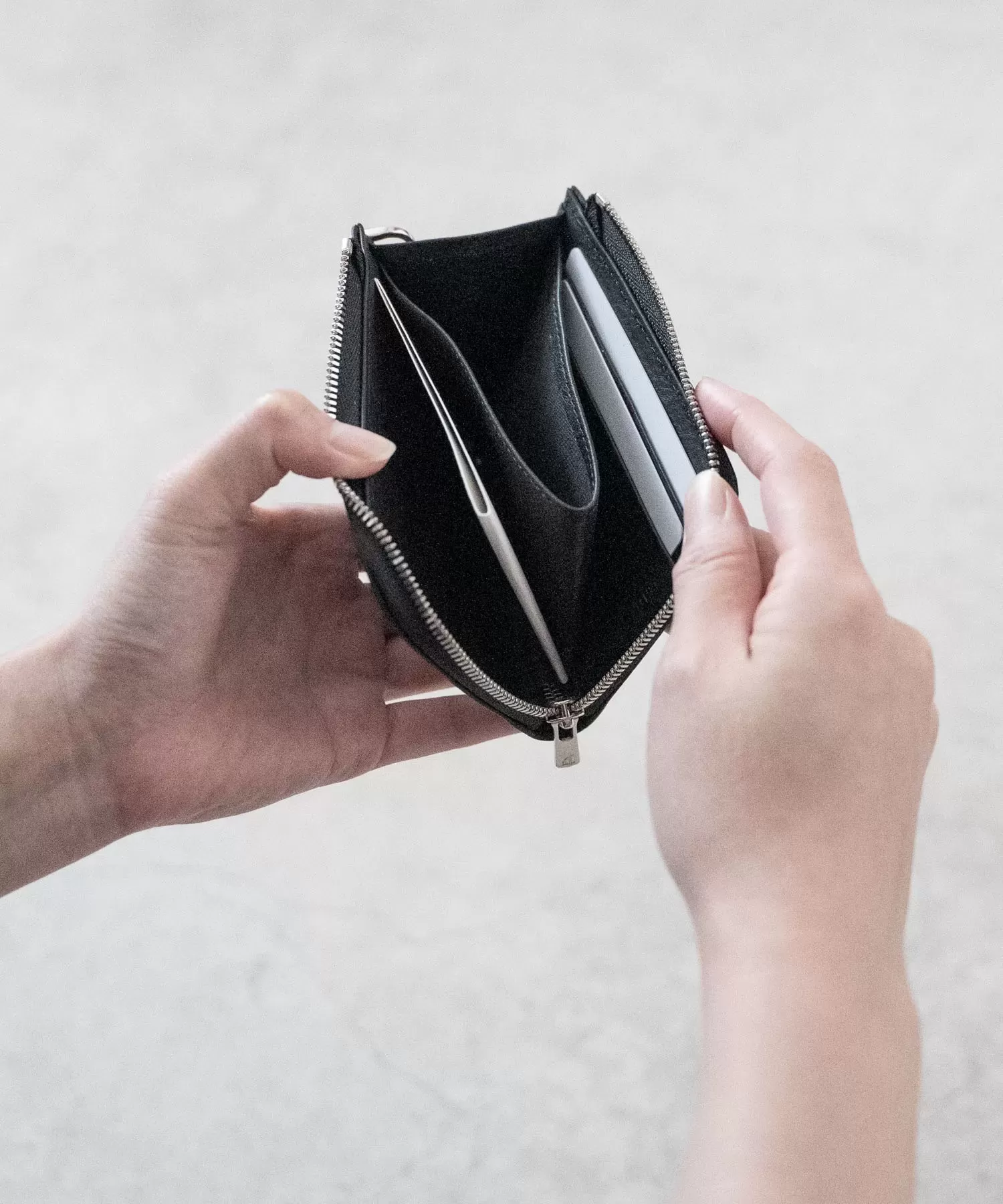 超軽量ダイニーマレザー コンパクトジップウォレット