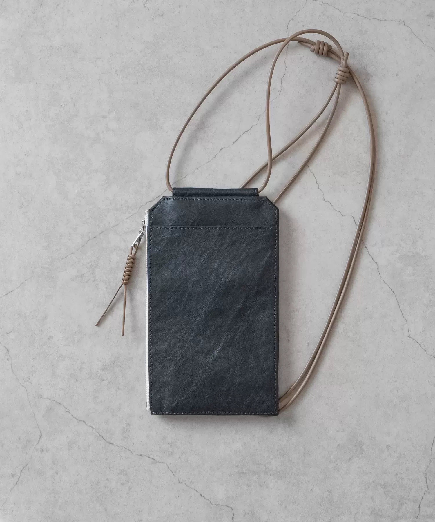 超軽量ダイニーマレザー トラベルショルダーバッグ