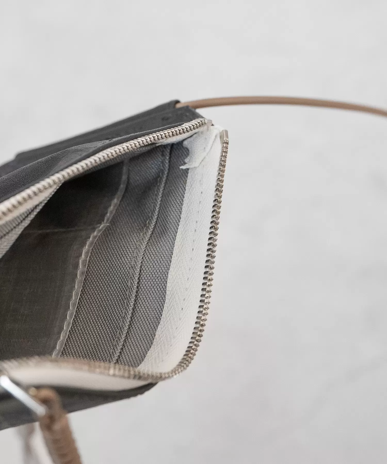 超軽量ダイニーマレザー トラベルショルダーバッグ