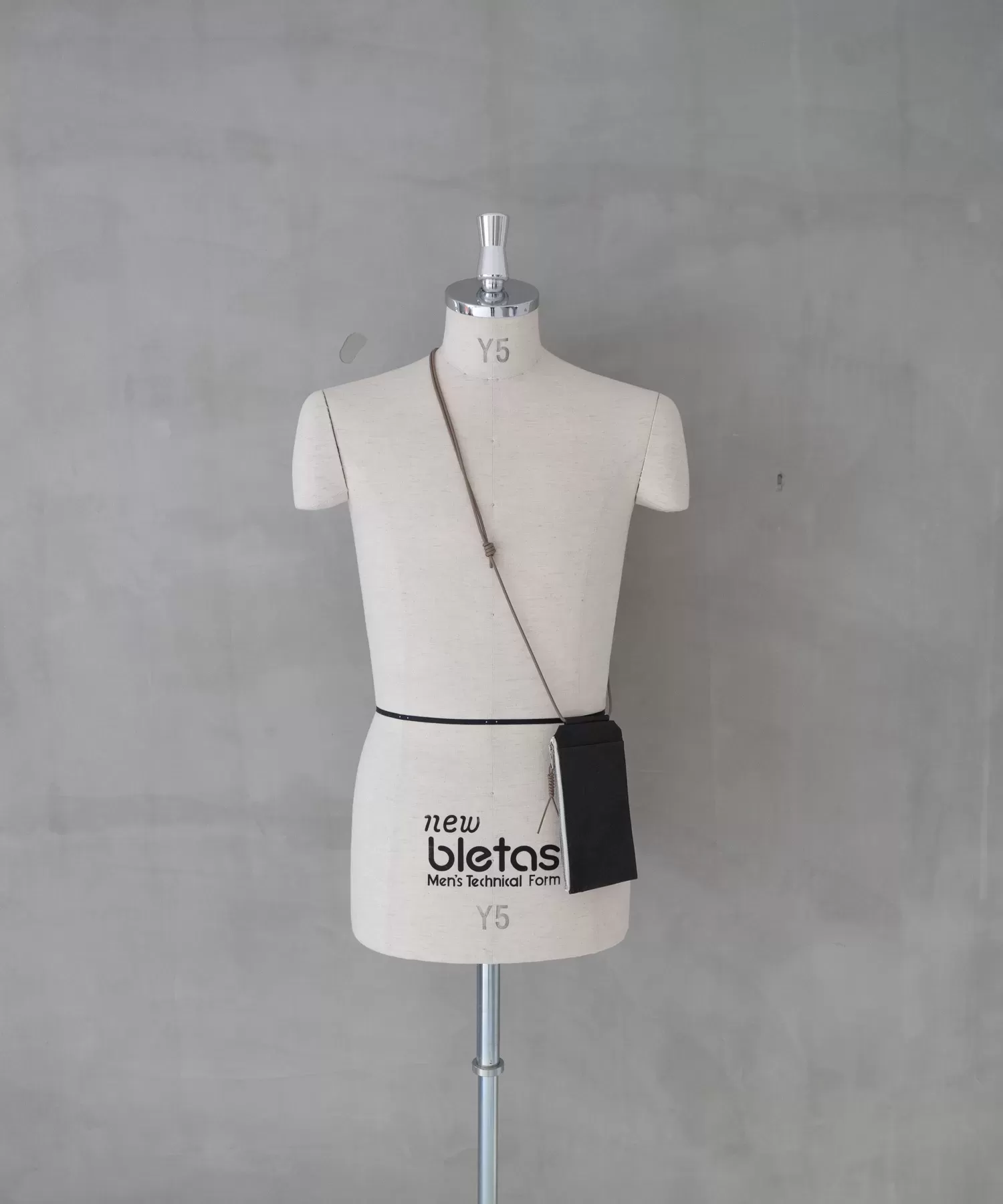 超軽量ダイニーマレザー トラベルショルダーバッグ