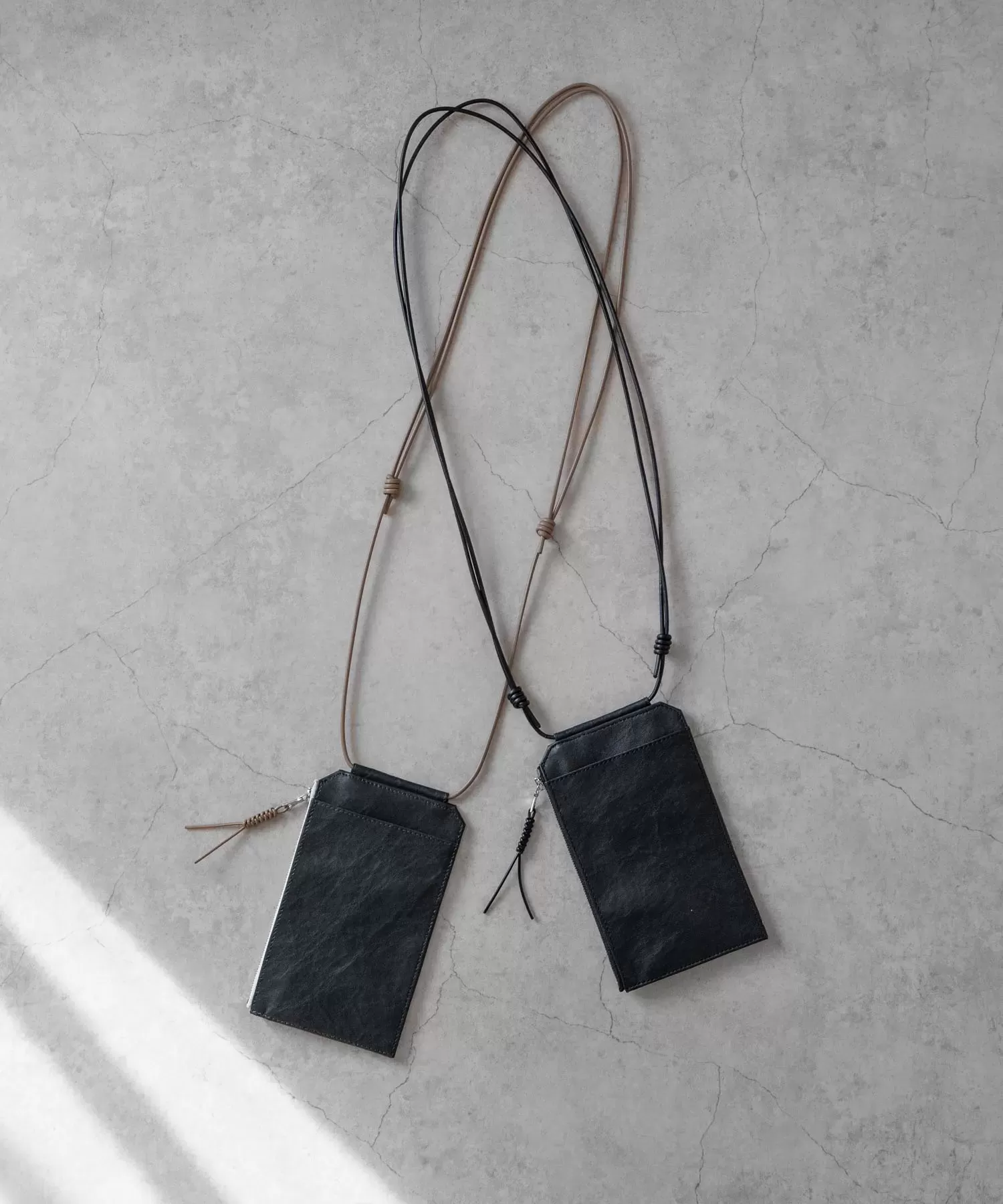 超軽量ダイニーマレザー トラベルショルダーバッグ