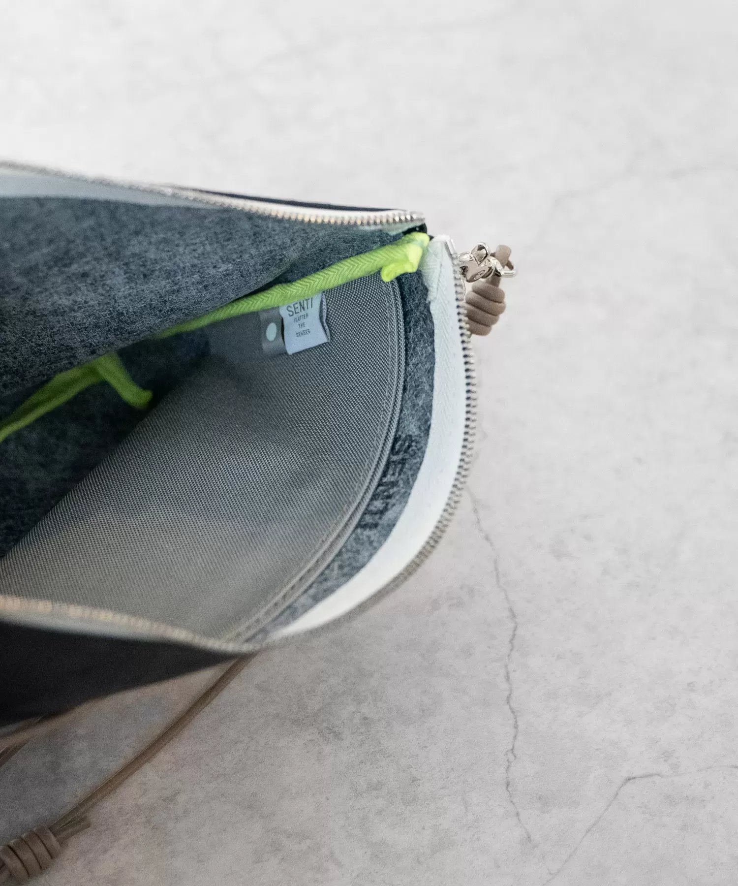 超軽量ダイニーマレザー 2WAYサコッシュ