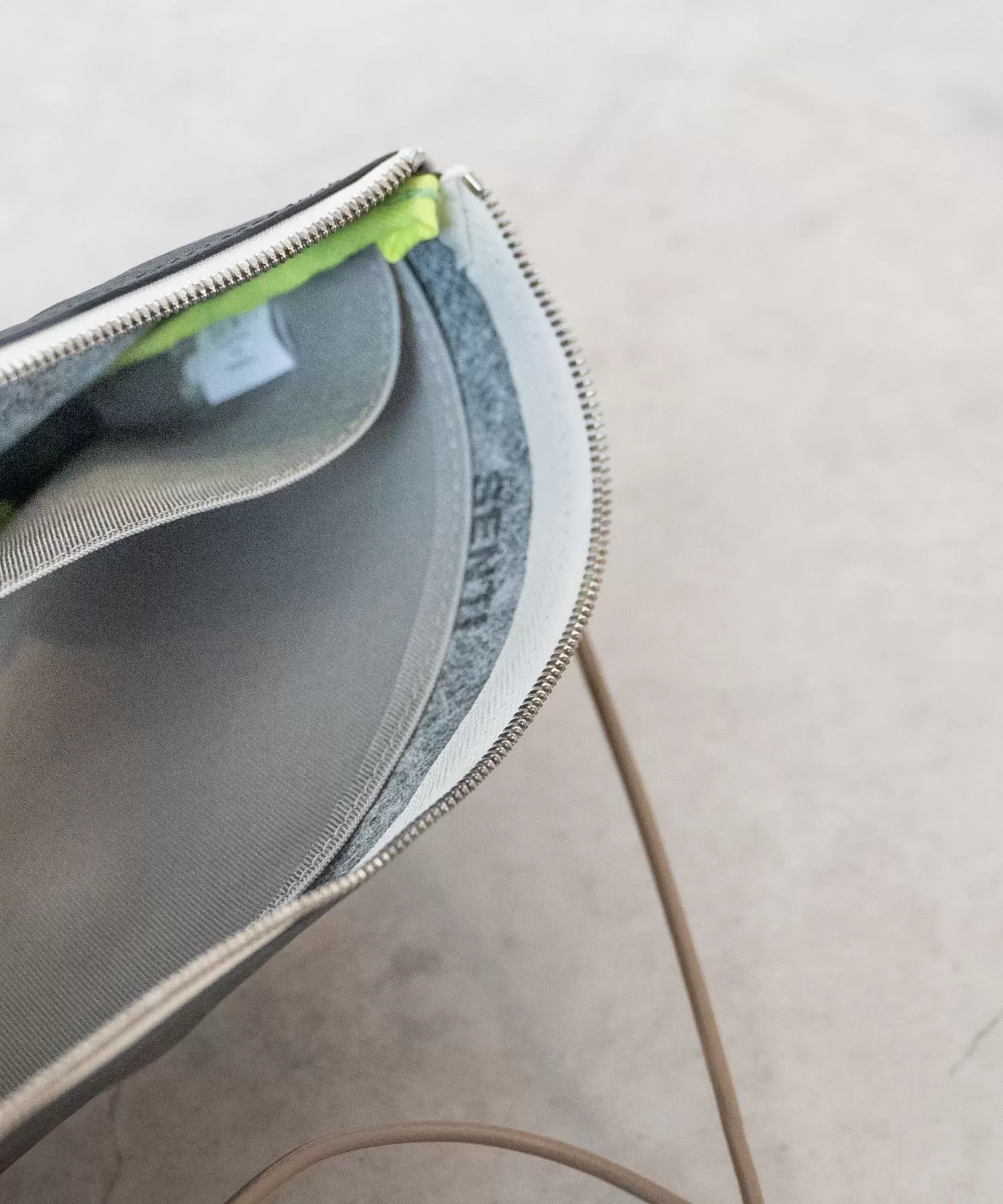 超軽量ダイニーマレザー 2WAYサコッシュ