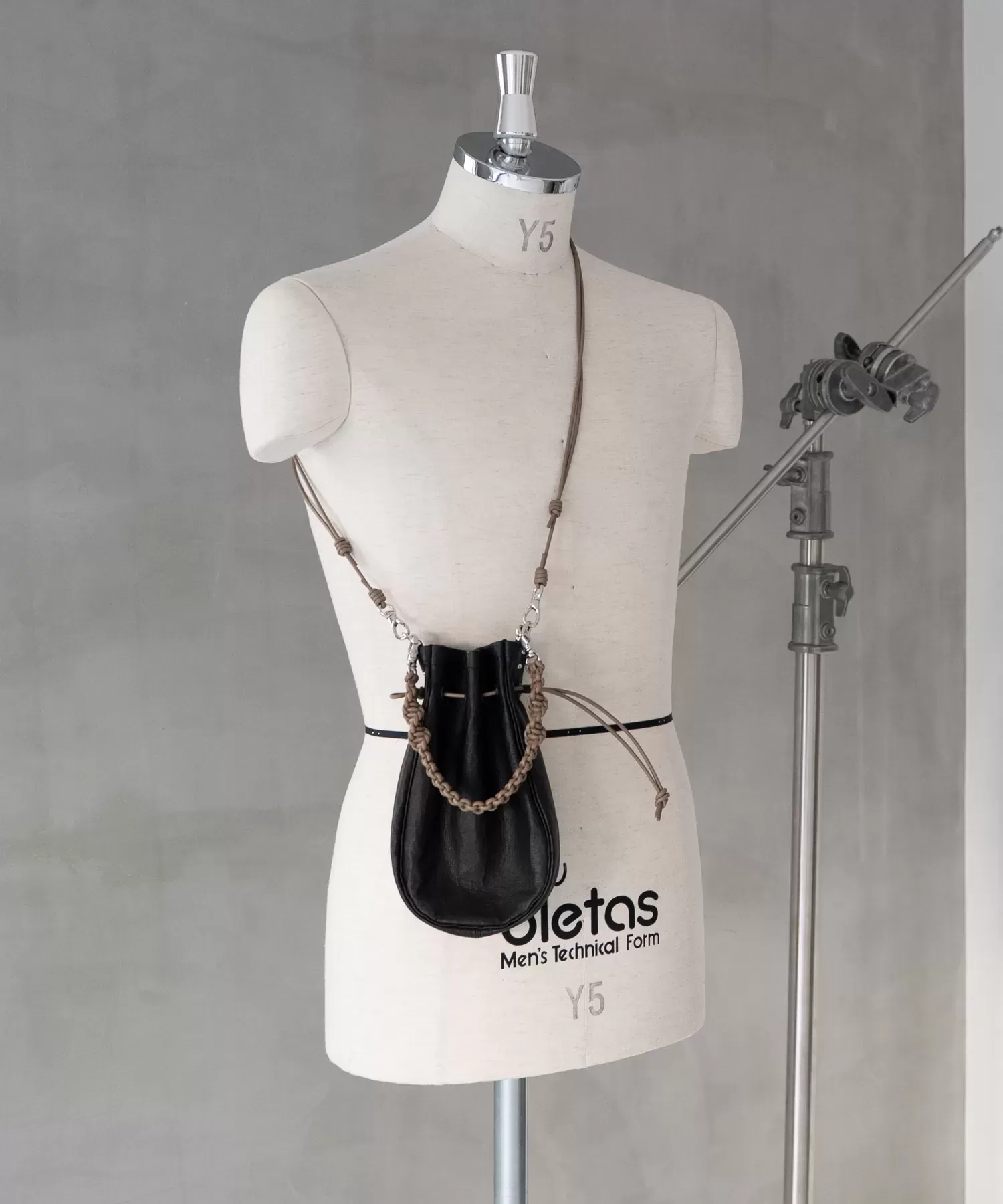 超軽量ダイニーマレザー メディスンバッグ M+ハンドストラップ