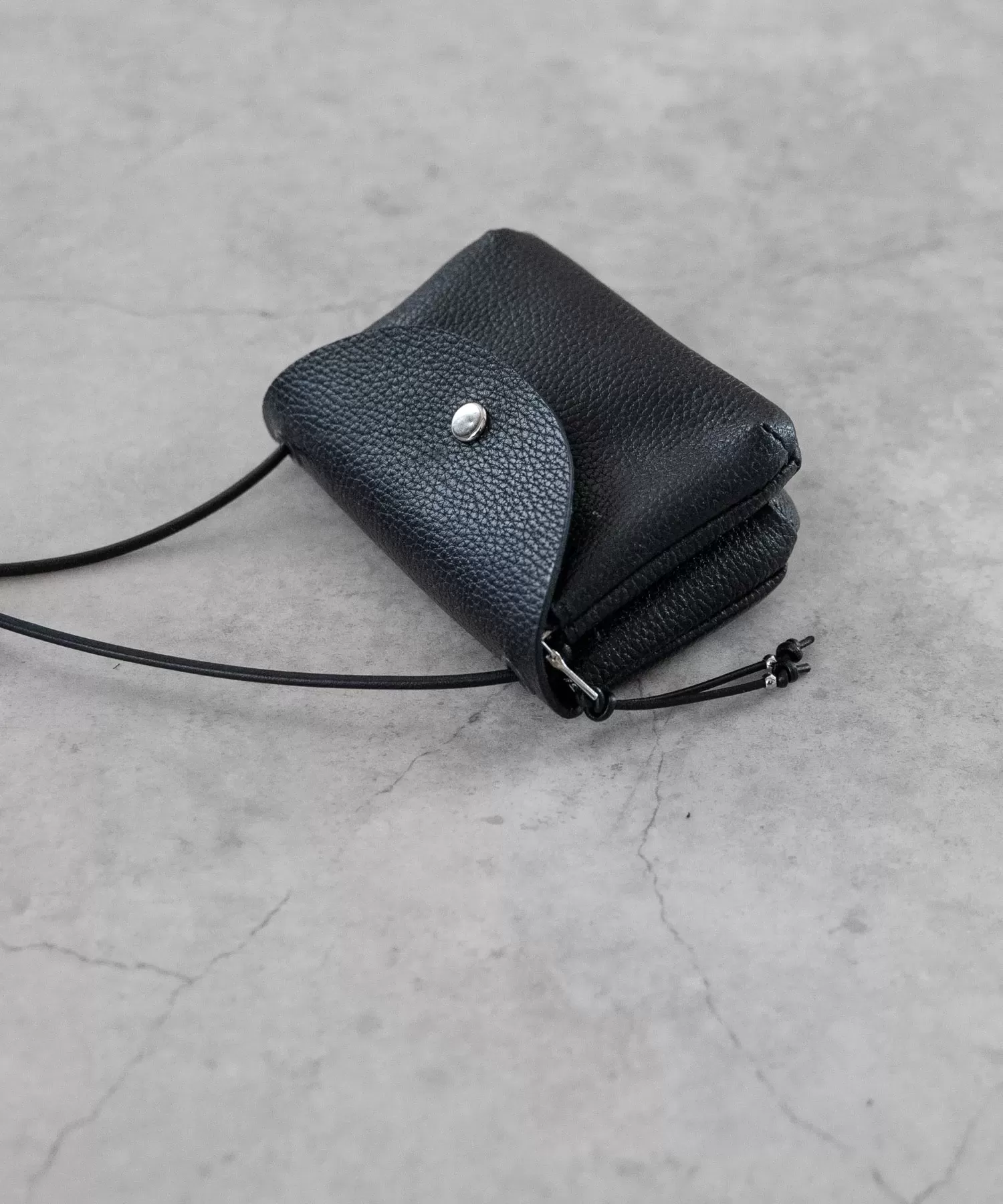 シュリンクレザーネックウォレット