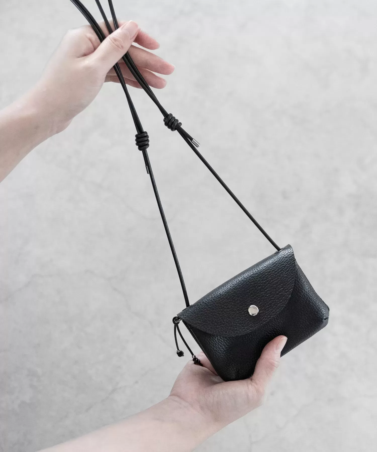 シュリンクレザーネックウォレット