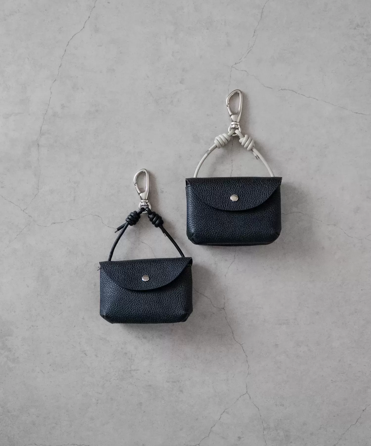 シュリンクレザー フックポーチ