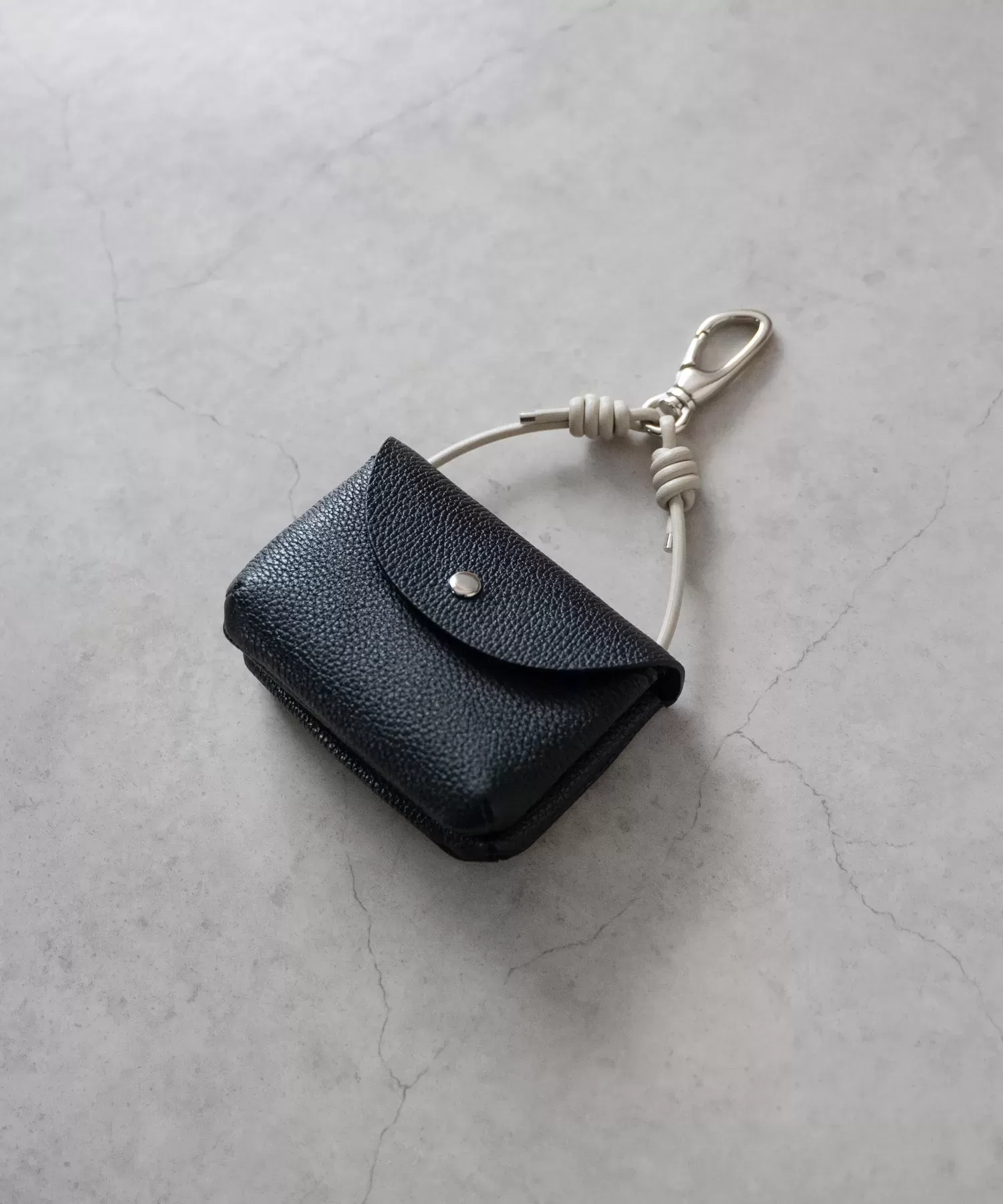 シュリンクレザー フックポーチ