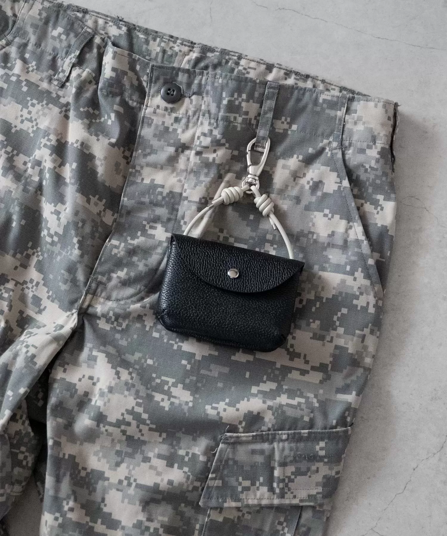 シュリンクレザー フックポーチ