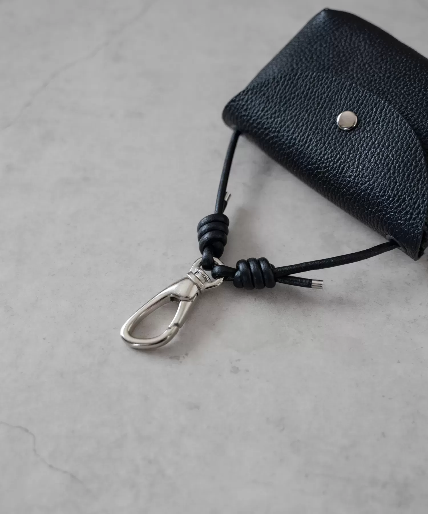 シュリンクレザー フックポーチ