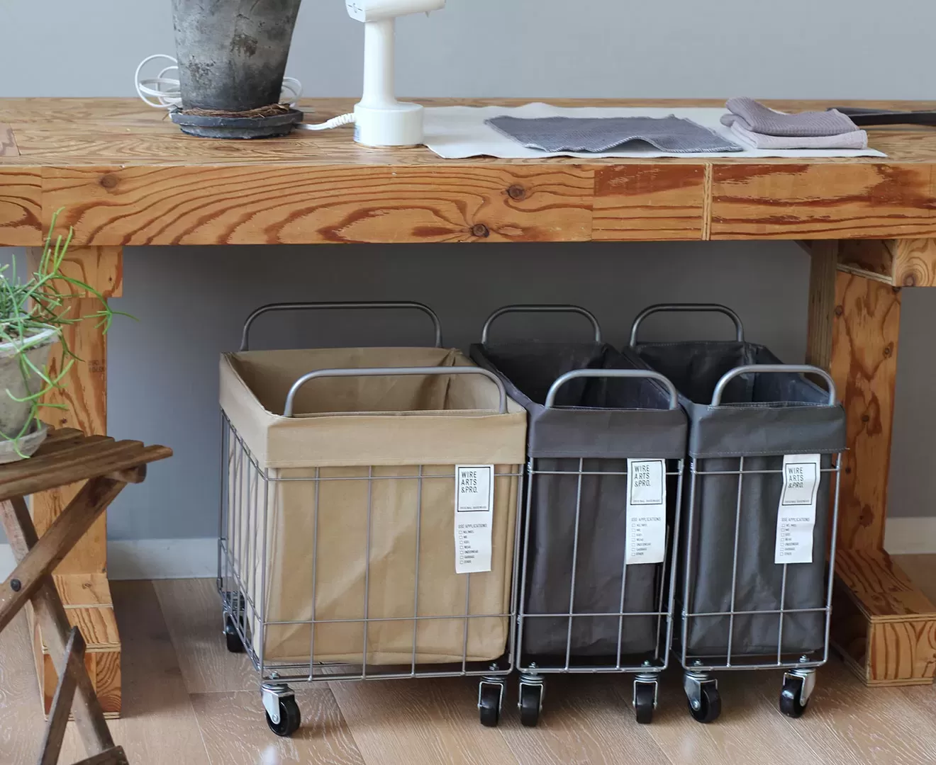 003385 FOLDING LAUNDRY SQUARE BASKET with CASTER 40L WIDE