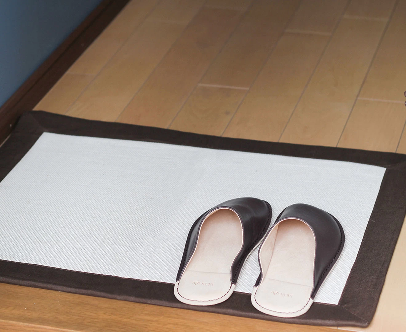 001457 Olika LINEN FRAME RUG 50×70