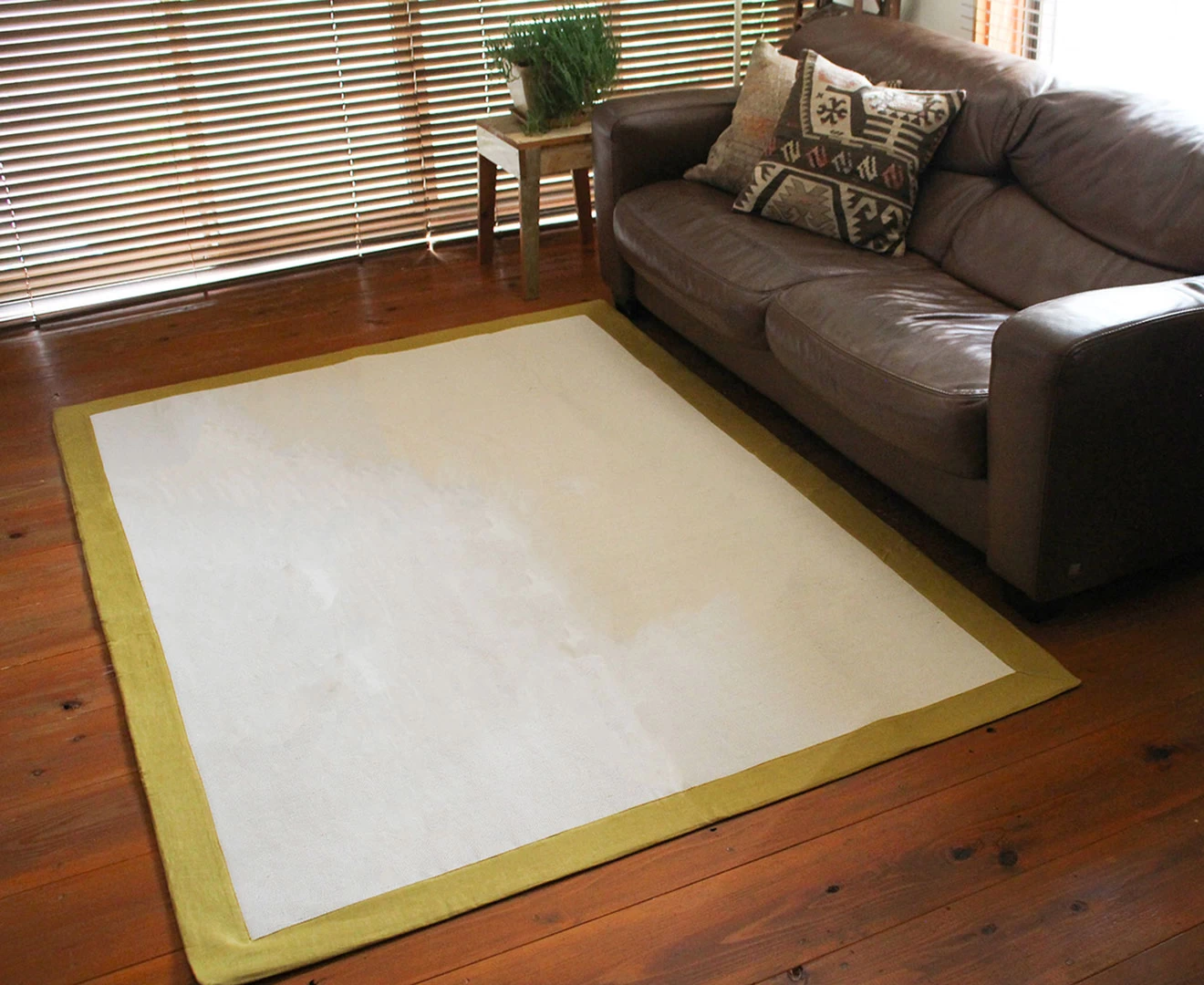 001459 Olika LINEN FRAME RUG 140×200