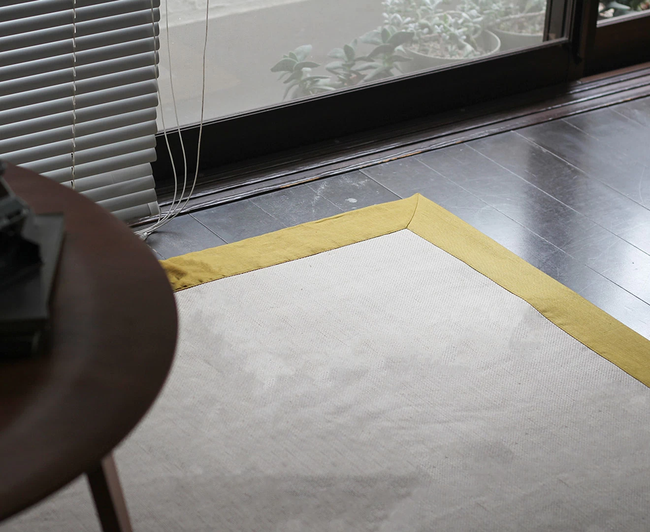 001458 Olika LINEN FRAME RUG 90×130