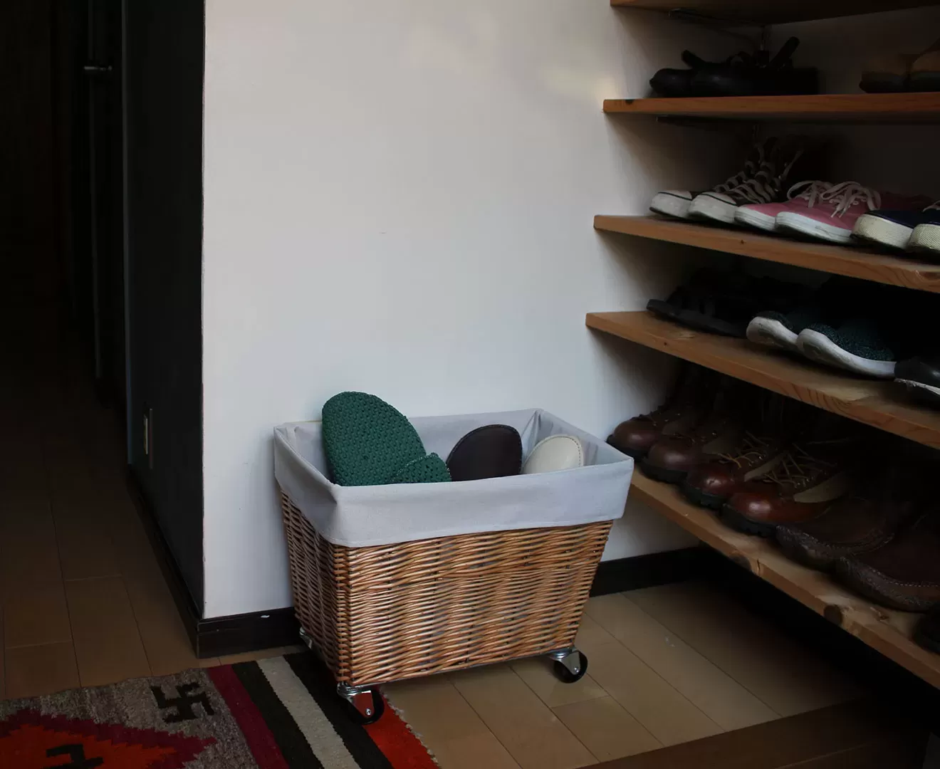 003404 WILLOW LAUNDRY BASKET with CASTER 28L