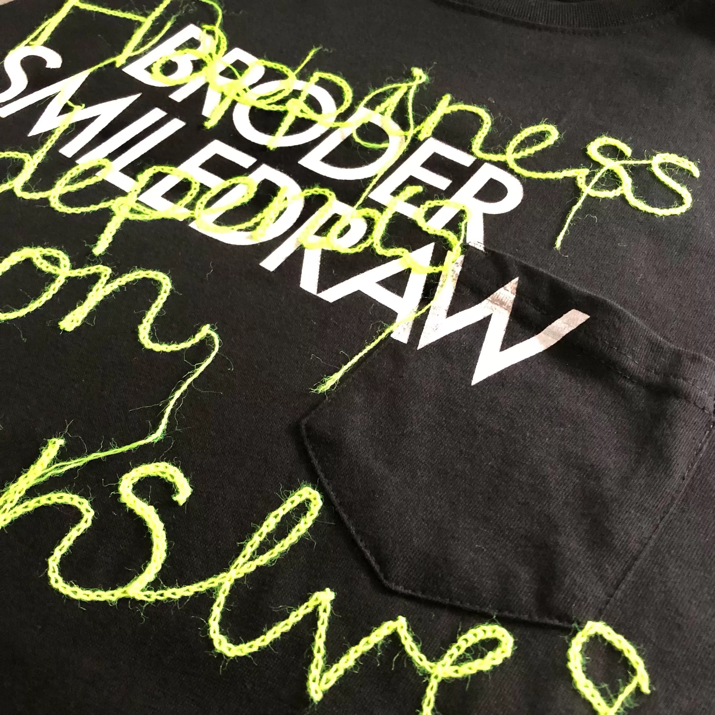 Broder Print×ハンドル刺繍Teeシャツ