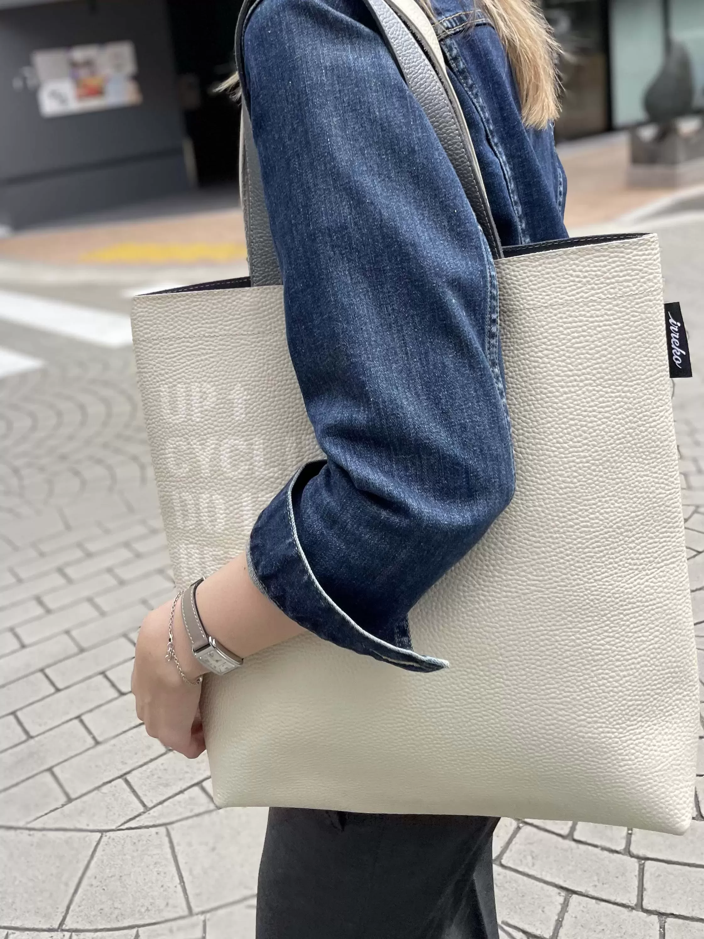 UM LEATHER TOTE / 008  Ivory x Metallic silver