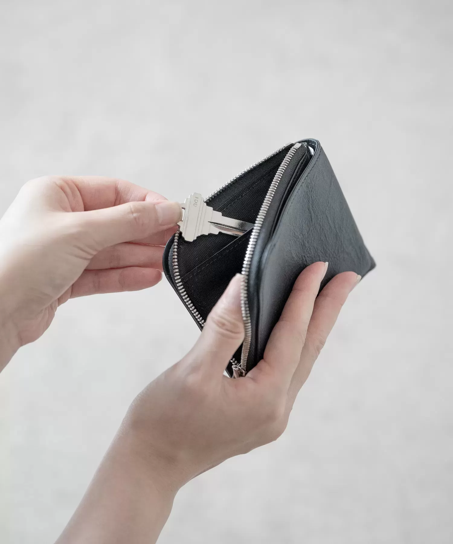 超軽量ダイニーマレザー コンパクトジップウォレット
